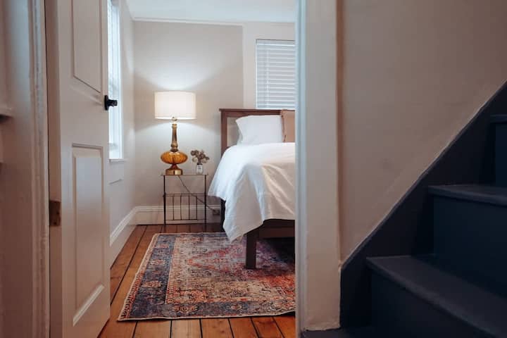 Fun, Funky, Modern Eclectic Apt Close To Downtown - Jamestown, RI