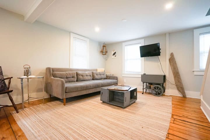 Fun, Funky, Modern Eclectic Apt Close To Downtown - Newport, RI