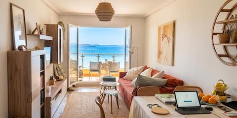 Propiedad de Airbnb exitosa: Beachfront apartment with terrace. en Vilagarcía De Arousa