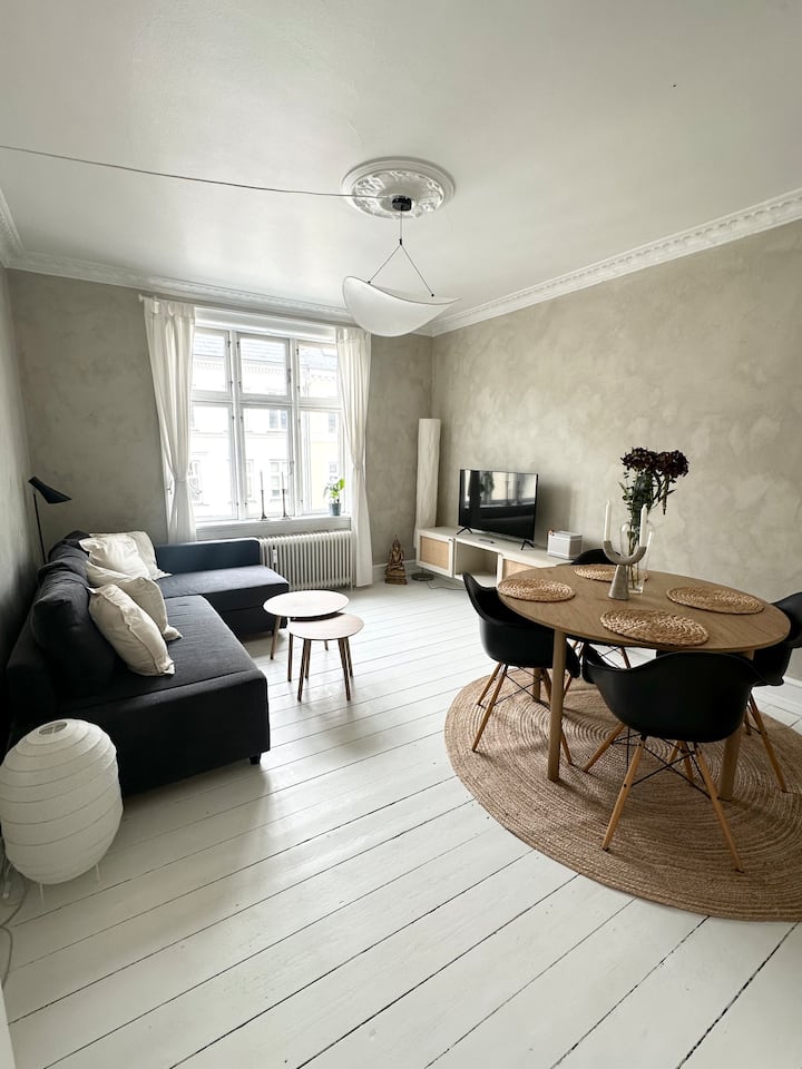 Perfekt Placeret På Vesterbro Med Solrig Altan. - Copenhague