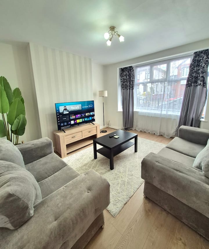 Large 4 Bed Home, Sleeps 7 + Free Secure Parking - University of Leicester