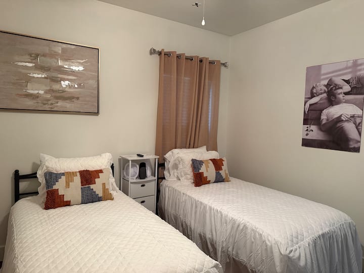 Serene Minimalist Hideaway  Baylor  Waco  2/1 - 웨이코