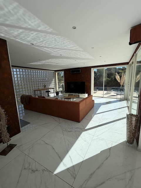 Successful Airbnb property: Villa under the pine trees with swimming pool in Martigues