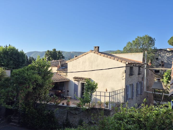 Maison De Caractère Au Cœur Dun Village Provençal - Signes