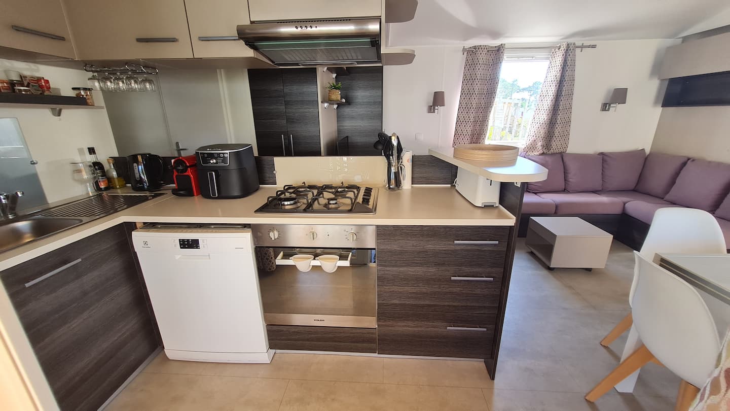 Séjour du mobil-home avec coin repas
