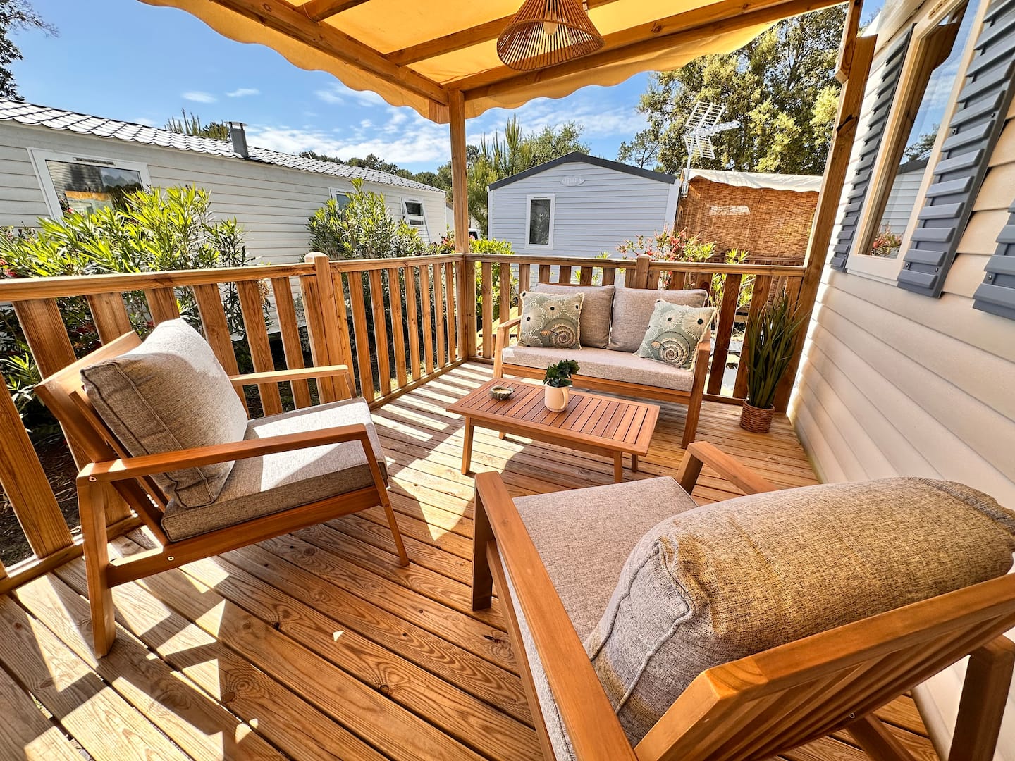 Mobil-home et sa terrasse au camping Les Viviers