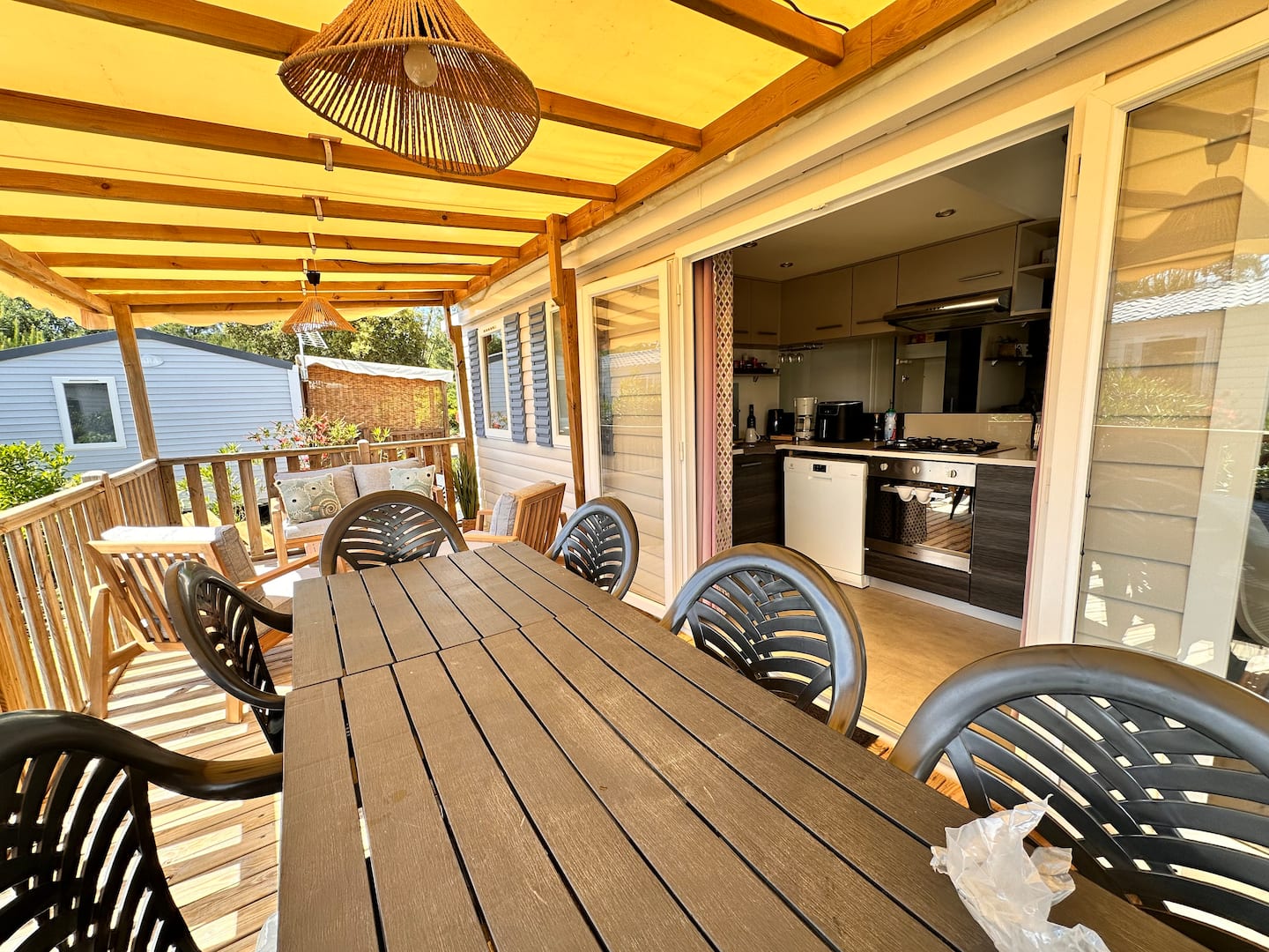 Terrasse avec transats et plancha