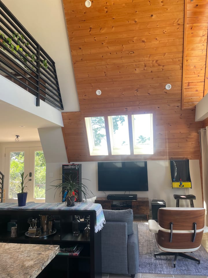 Modern Hillside A-frame W/ Loft Deck Scenic Views - 丹維爾