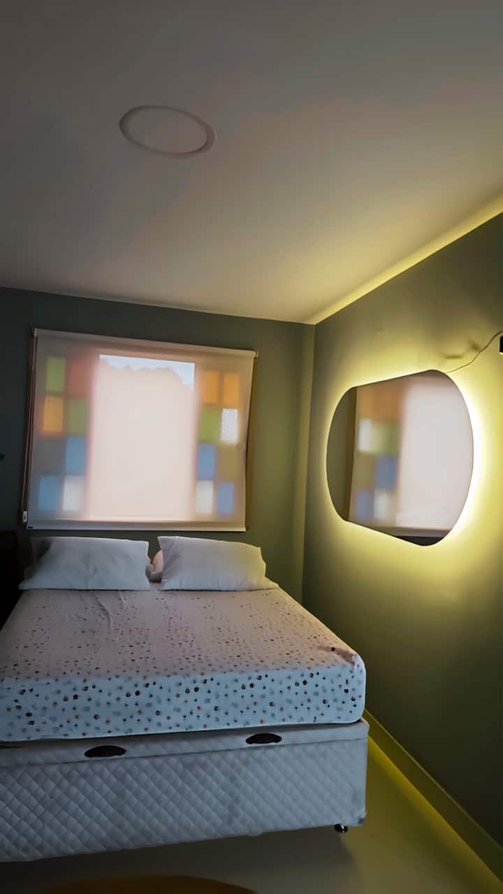 Apartament privat në katin e dytë me ajër të kondicionuar, një krevat dopio "queen", një kolltuk për të lexuar rehat dhe një ballkon të bukur e të gjerë me pamje nga deti dhe pylli.  Nga dritarja e dhomës së gjumit mund të shohësh Krishtin Shpengtar.