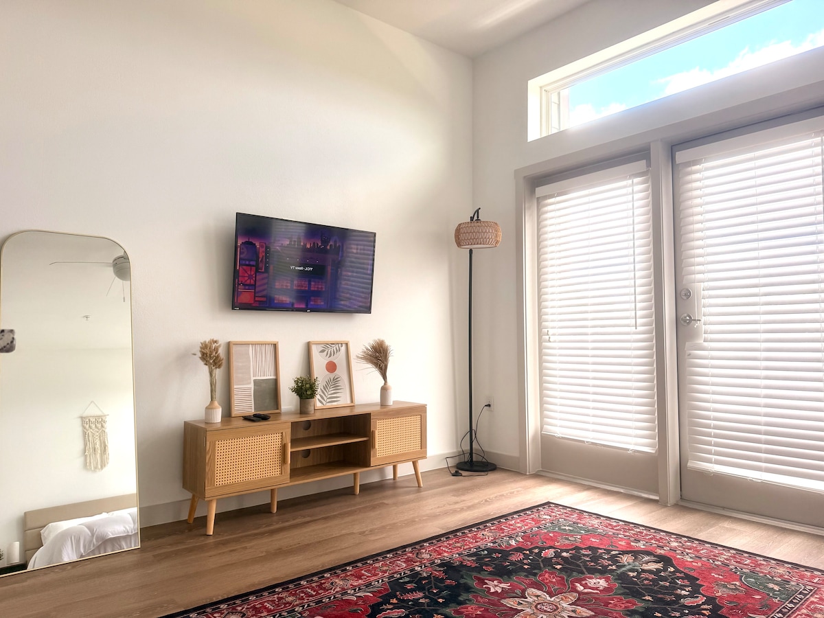 Bright East Riverside Loft - 10 mins from Downtown