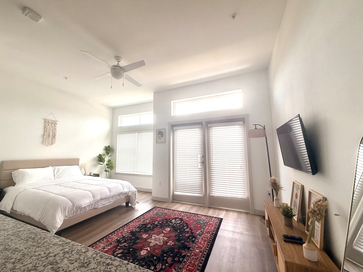 Bright East Riverside Loft - 10 mins from Downtown