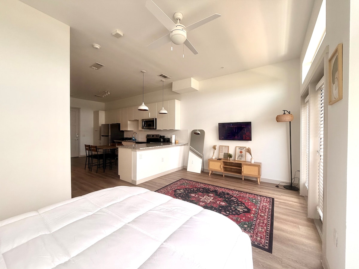 Bright East Riverside Loft - 10 mins from Downtown