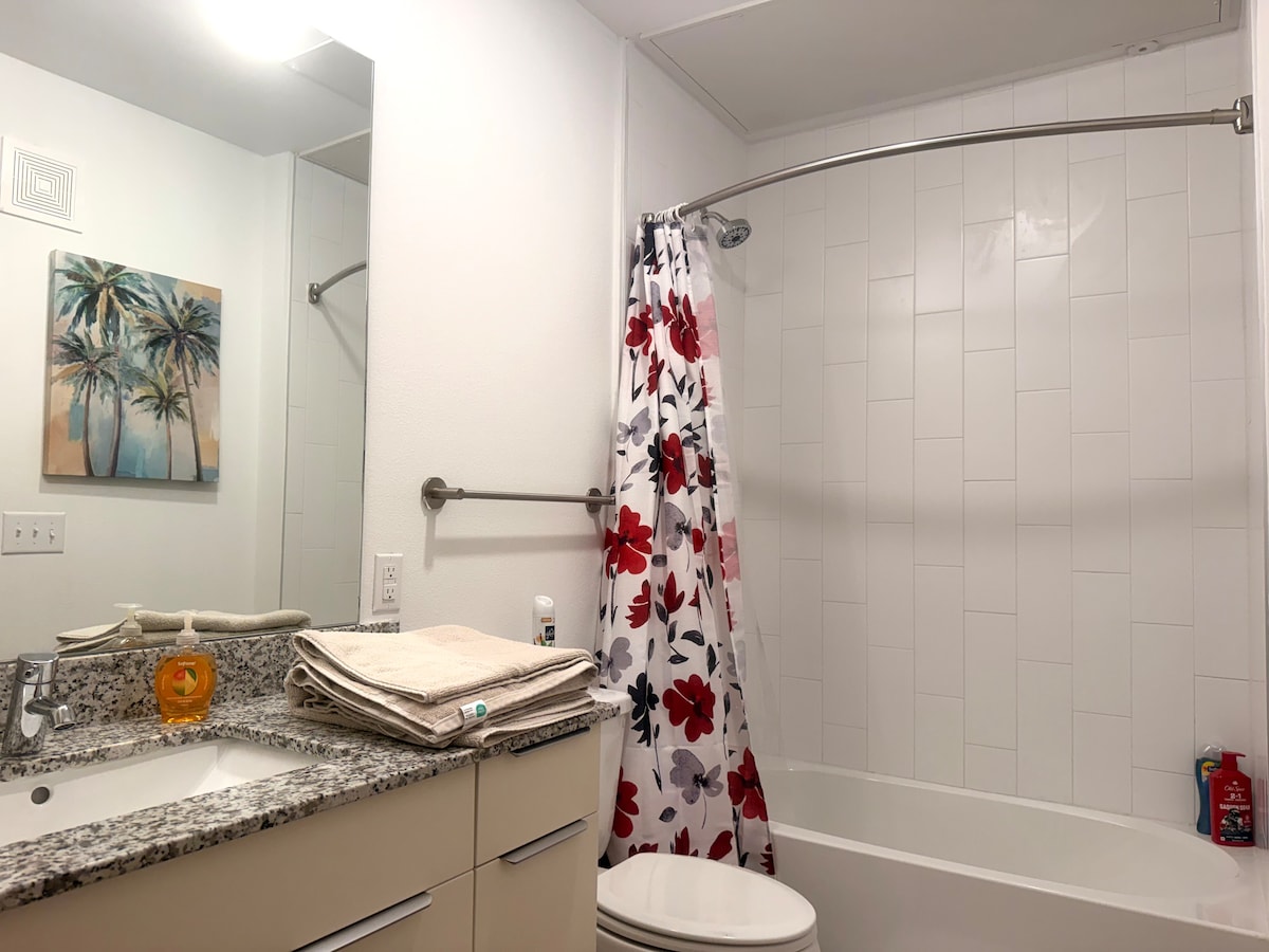 Bright East Riverside Loft - 10 mins from Downtown