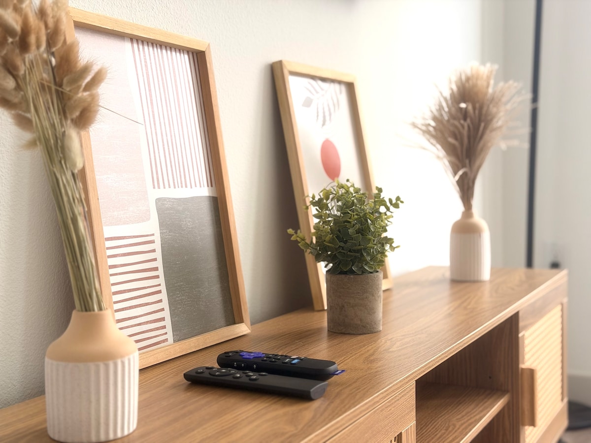 Bright East Riverside Loft - 10 mins from Downtown