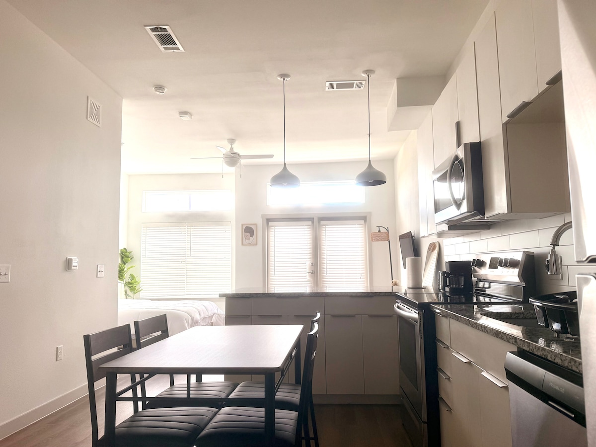 Bright East Riverside Loft - 10 mins from Downtown