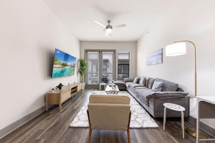Large King 1 Bedroom+ Pool | Gym | Gated Parking | - Dallas, TX