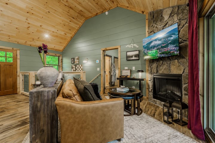 Stillwood House: Luxury 2-deck Mountain Cabin - Gatlinburg, TN