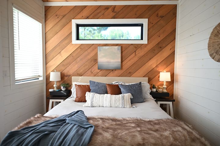 Skyline Master is a warm and inviting retreat featuring a plush king bed, rich wood accents, and vaulted ceilings.