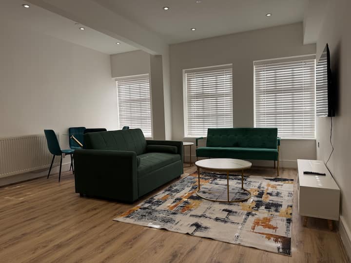 Luxury 2-bdr Penthouse Suite With Parking-sleeps 6 - Wolverhampton