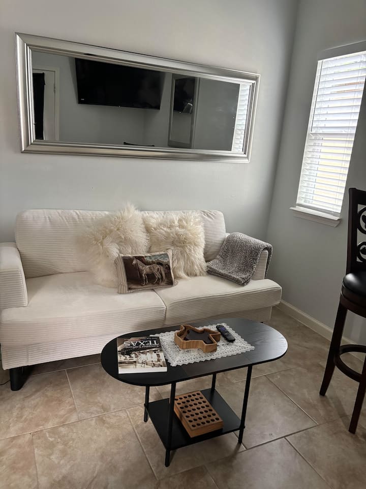 Welcome To Aaliyah's Tiny Texas Guesthome-houston - Houston, TX