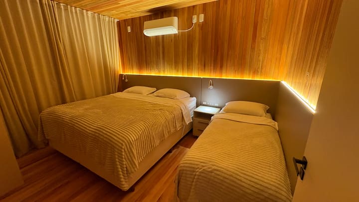Suite para família, com uma cama King e uma cama de solteiro (inclui segunda cama de solteiro). Equipada com ar condicionado, cortinas blackout e colchão Simmons (o mesmo usado nos hotéis Disney): garantia de um sono relaxante.