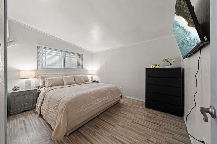 El dormitorio ofrecía una cama cómoda, perfecta para una buena noche de sueño.