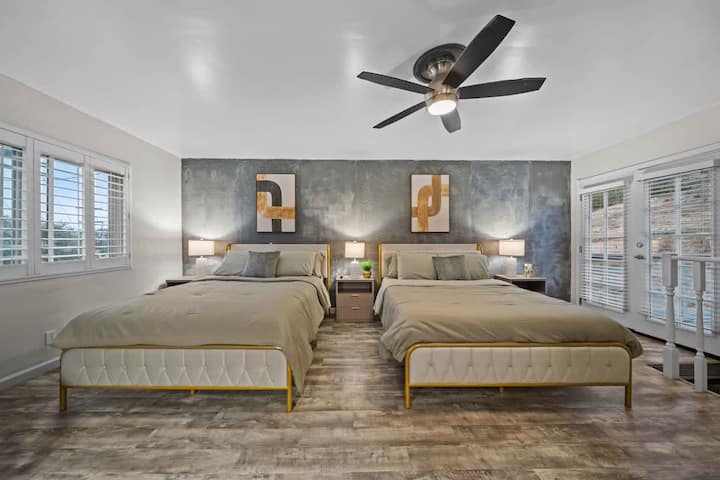 Elegante habitación con dos camas tamaño queen, ideal para familias o invitados compartidos.