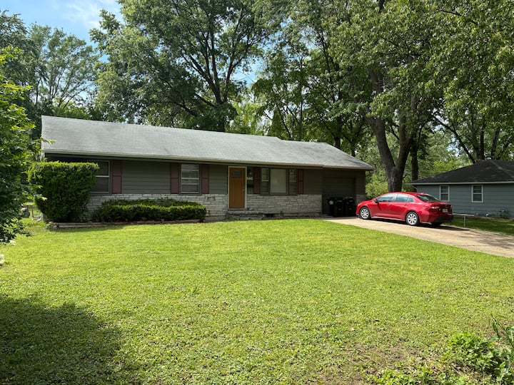 Spacious Home Right By Arrowhead Stadium. - Independence, MO