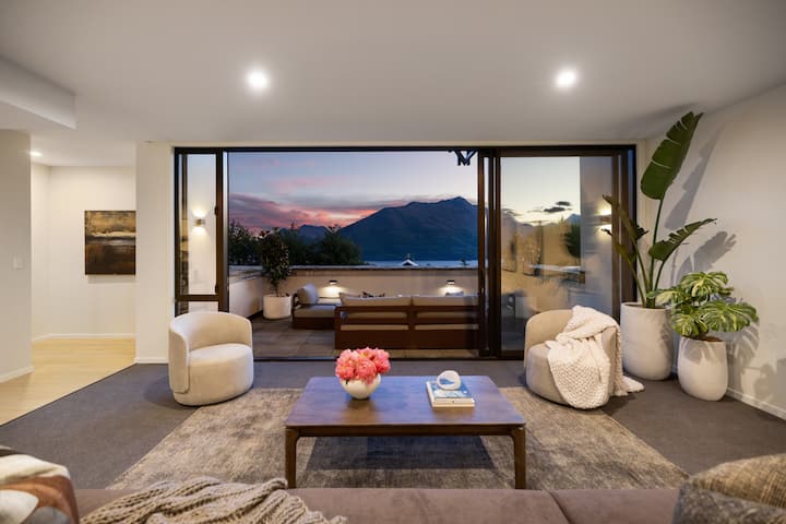 Remarkable New Home On The Hill - Queenstown