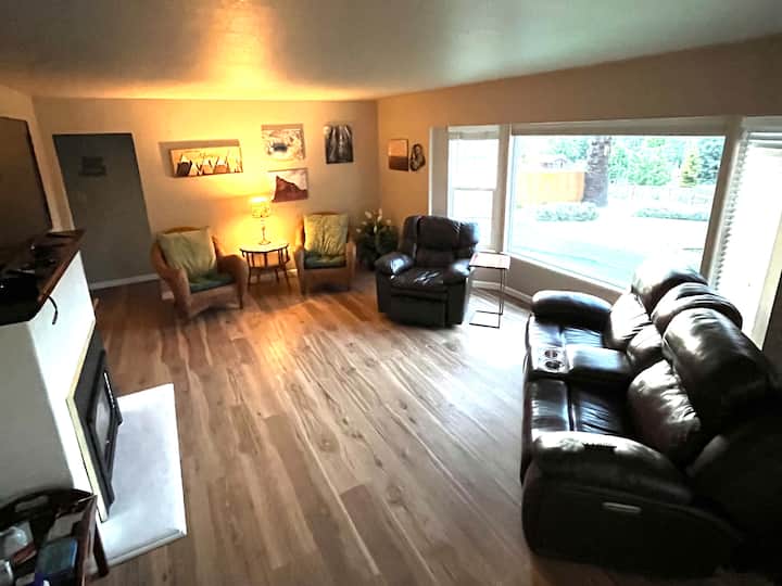 The Cloverlawn Homestead - Grants Pass, OR