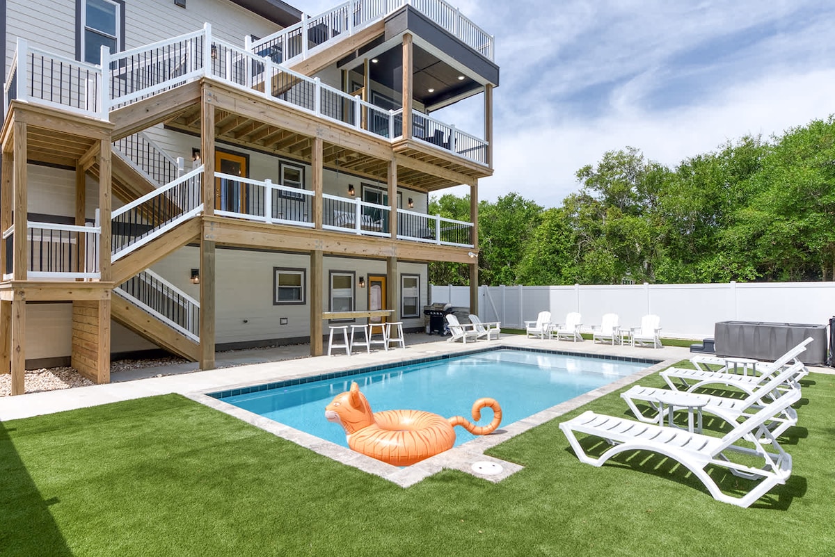 Sojourn Gemstone Saltwater Pool & Hot Tub