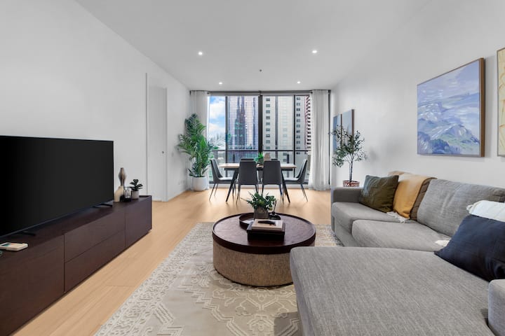 Cbd 2br 92m² | Pool & Gym | Walk To Uni | Parking - 
