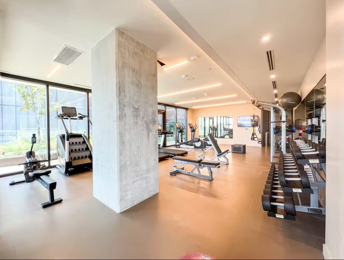 Rainey Street Luxury High Rise with Rooftop Pool