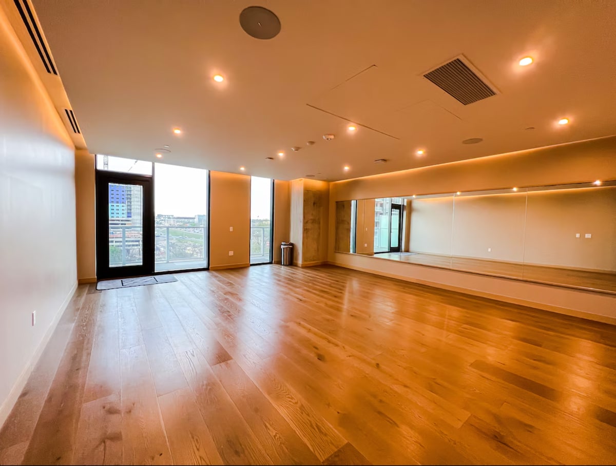 Rainey Street Luxury High Rise with Rooftop Pool