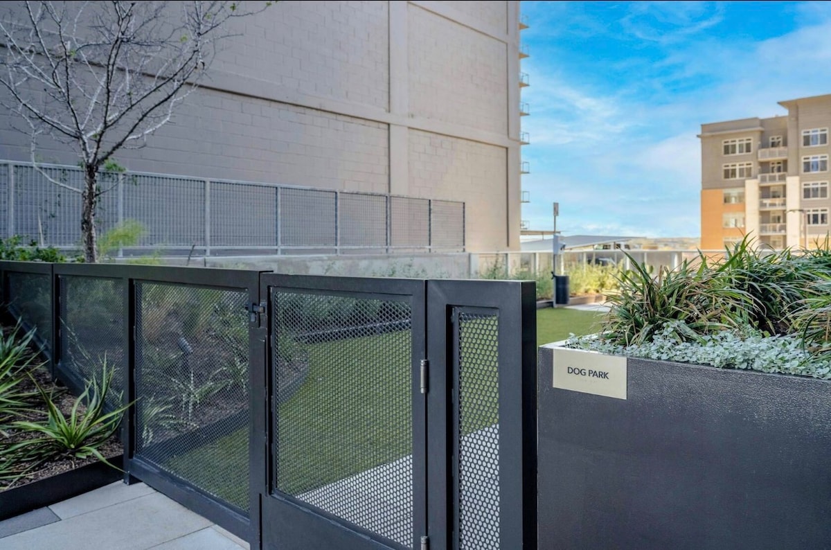 Rainey Street Luxury High Rise with Rooftop Pool