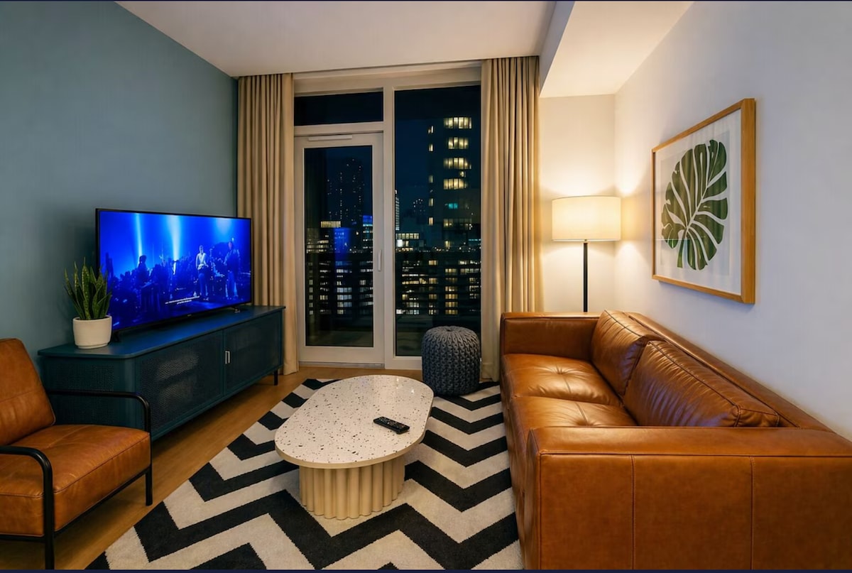 Rainey Street Luxury High Rise with Rooftop Pool