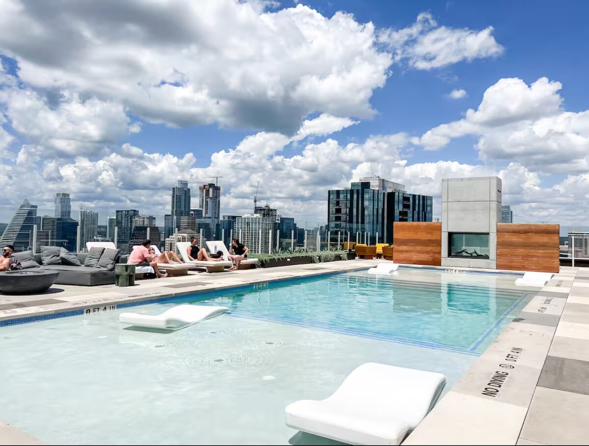 Rainey Street Luxury High Rise with Rooftop Pool