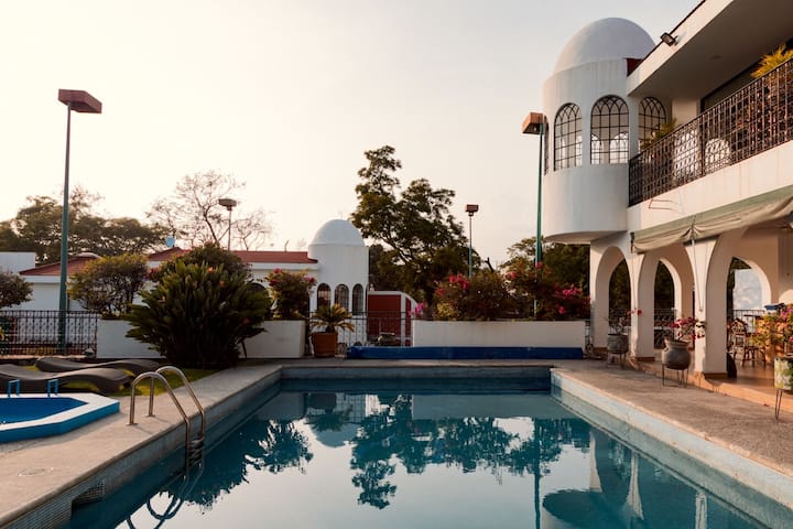 Casa Líbano Con Amplia Piscina Y Cancha De Tenis - Cuernavaca