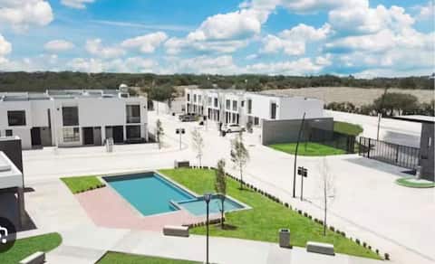 Top Airbnb: Modern Executive House w/pool (Industrial Zone) in Congregación Villa De Pozos