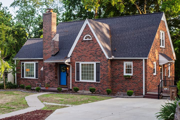 Executive Tudor Retreat Near Hospitals & Semo - Cape Girardeau, MO