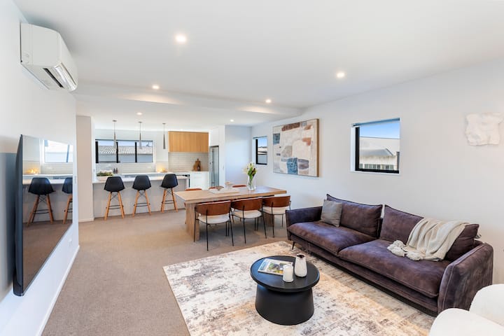 Spacious Inner City Townhouse | Sleeps Up To 10 - Christchurch