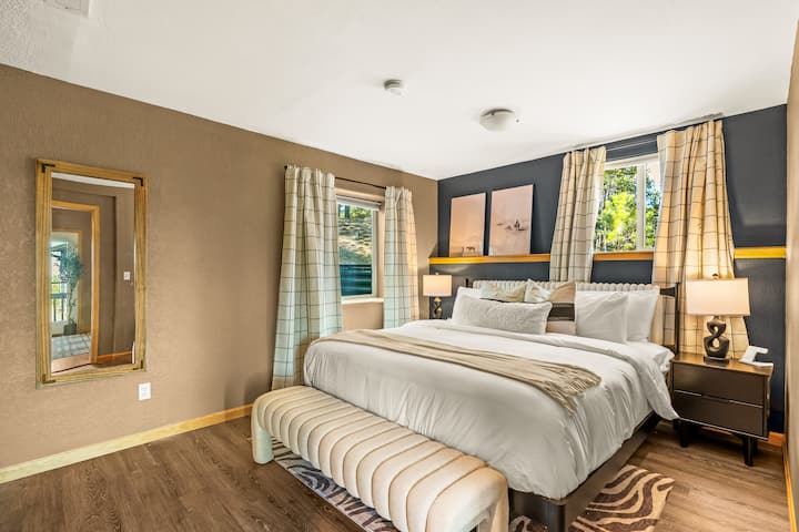 ¡Habitación bellamente decorada con cama tamaño king extragrande en la esquina trasera cerca de la cocineta privada!