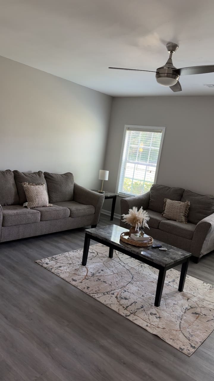 Flawless 3 Bedroom Townhome Near Atlanta Airport! - Riverdale, GA