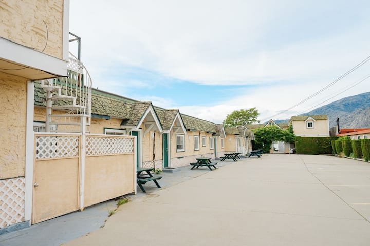 Suite 10 Green Gables Resort, Lake View Retreat - Osoyoos