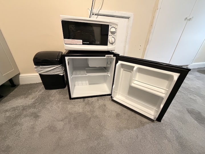 2nd Floor Studio, Gosport, Sleeps 2 | Free Parking - Gosport
