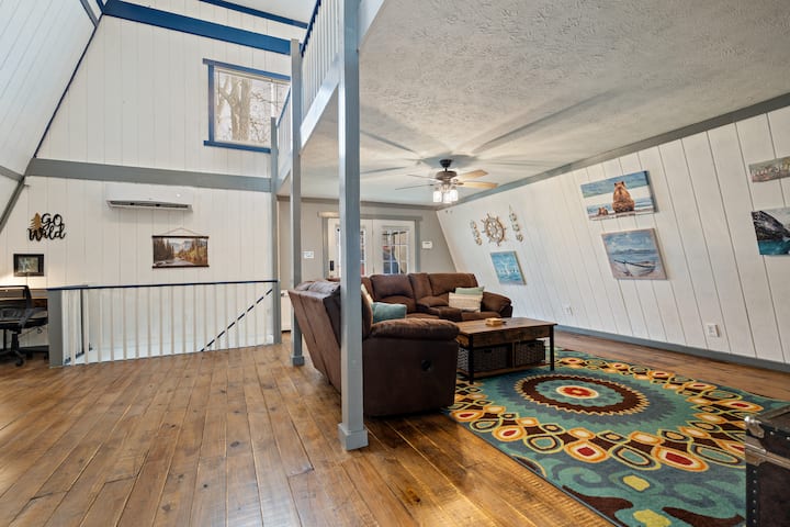 Lake Cabin W/ Hot Tub, Games And Fire Pit - Dandridge, TN