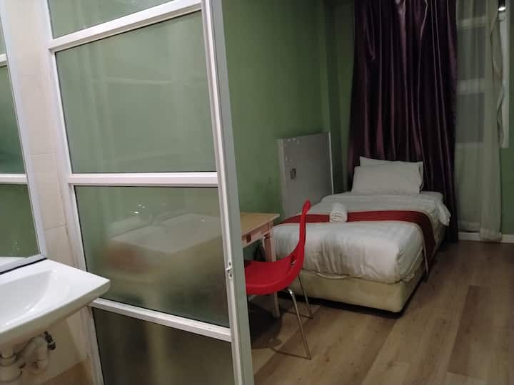 Cozy Single Stay In Bintulu W/ Free Parking & Wifi - Bintulu
