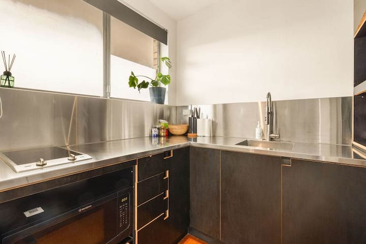 Modern Inner-city Studio W/ Balcony & Parking - Woollahra