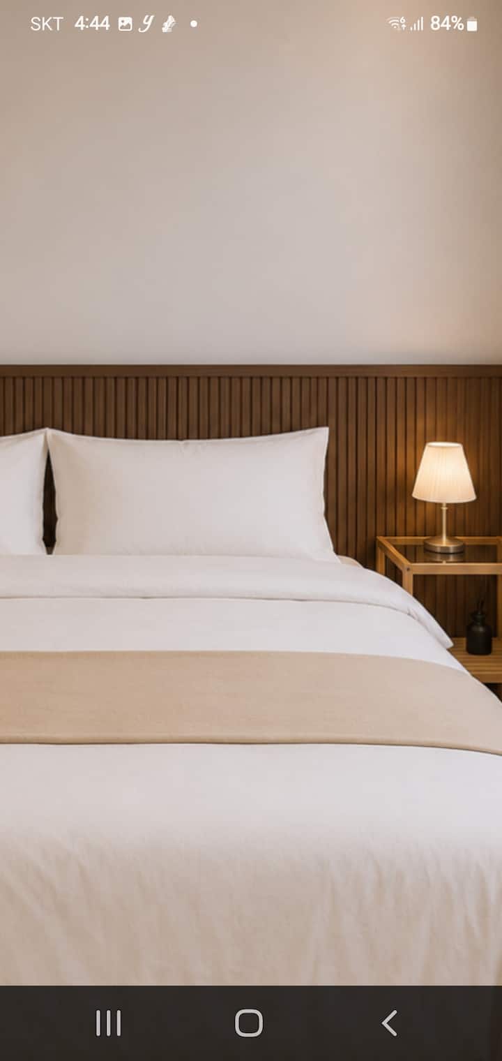 Hay 3 recámaras, 1 cama tamaño queen, una mesa de noche, iluminación, un gancho para ropa y aire acondicionado.