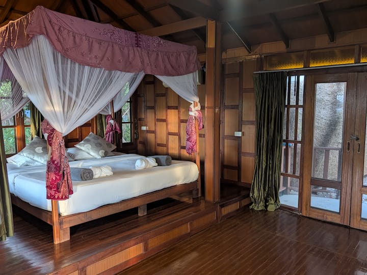 New Listing Alert! Breathtaking House On A Rock - 龜島